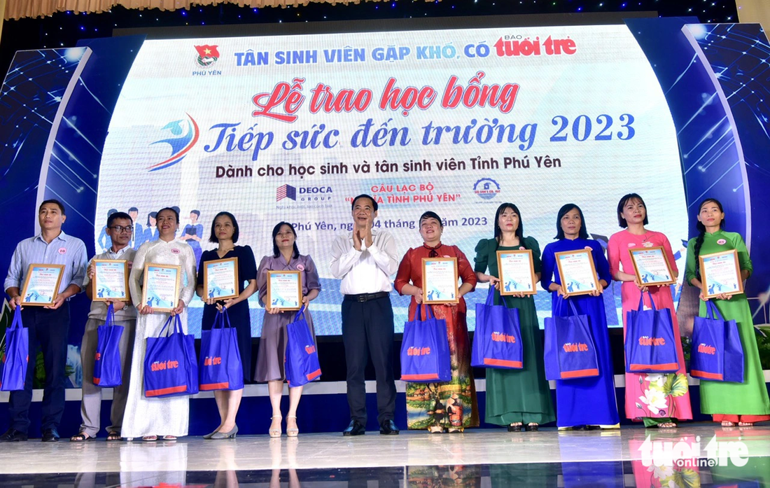 Ông Nguyễn Thái Học - phó trưởng Ban Nội chính Trung ương - trao tặng 10 phần quà dành cho giáo viên vượt khó, dạy tốt của tỉnh Phú Yên - Ảnh: T.T.D.