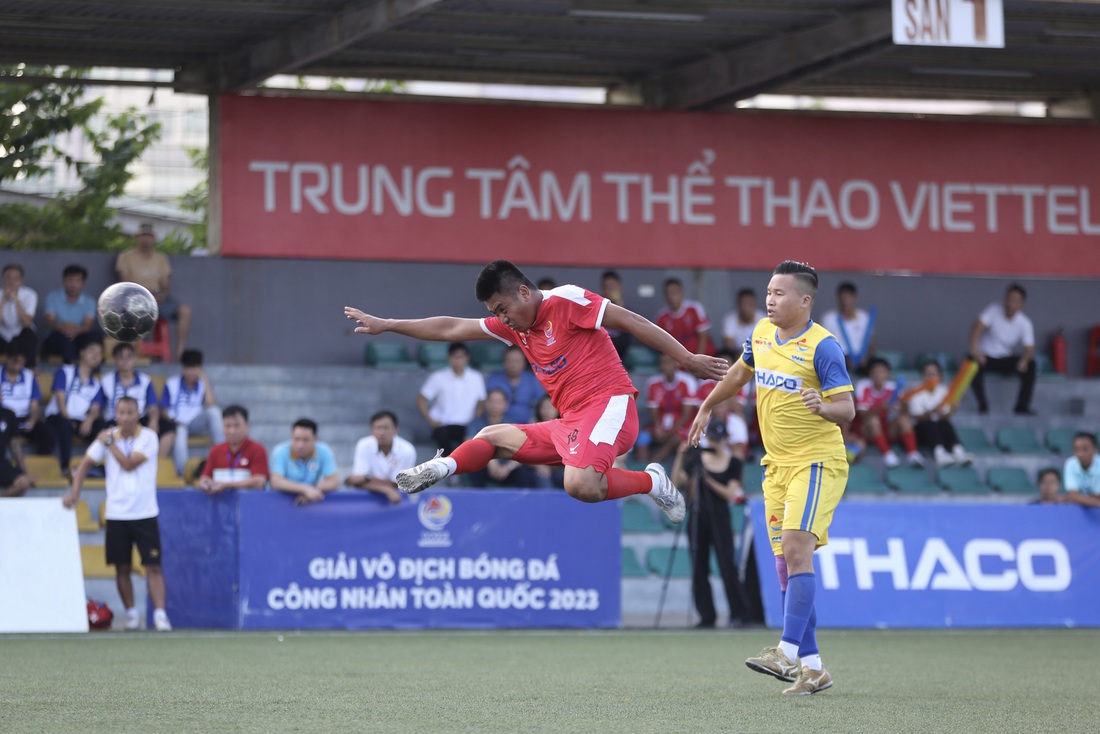 Công đoàn Than khoáng sản VN (áo đỏ) và Công đoàn Vĩnh Phúc cống hiến trận cầu mãn nhãn người xem - Ảnh: HOÀNG TÙNG