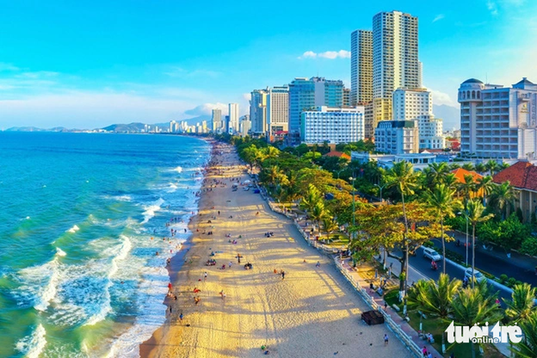 Bờ biển Nha Trang với cát trắng trải dài, ánh vàng dưới nắng chiều