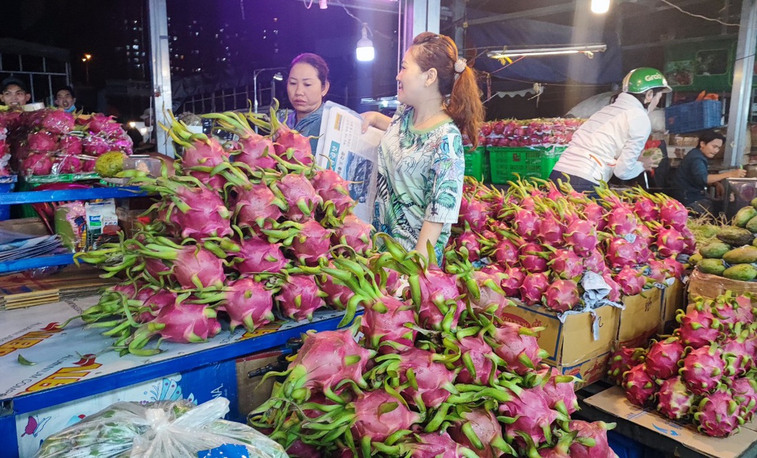 Tin tức sáng 6-11: Nông sản, thực phẩm Việt Nam giảm vi phạm; 10 tháng, xuất siêu đạt 'kỷ lục mới' - Ảnh 2. Thanh long là mặt hàng được Việt Nam xuất sang EU nhiều năm qua - Ảnh: N.TRÍ