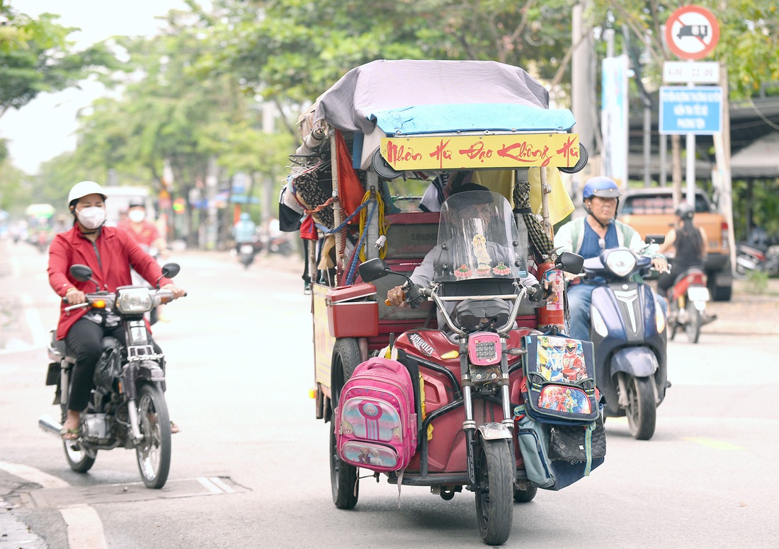 Dù mưa hay nắng, ông Tư Ẩn vẫn cùng chuyến xe đến các nhà trọ đem niềm vui đến cho nhiều người