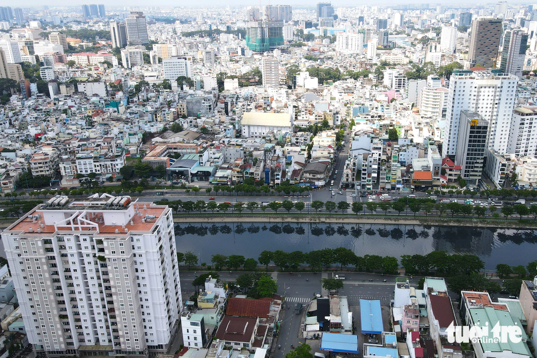 Điểm đầu đường Nguyễn Khoái giao với Bến Vân Đồn (quận 4). Song song với đường Nguyễn Khoái ở bên kia bờ rạch Bến Nghé là đường Trần Đình Xu (quận 1). Quý 4-2024, TP.HCM tổ chức lựa chọn nhà thầu thi công và khởi công xây dựng công trình, bao gồm các hạng mục cầu và đường dẫn phía quận 1 - Ảnh: PHƯƠNG NHI