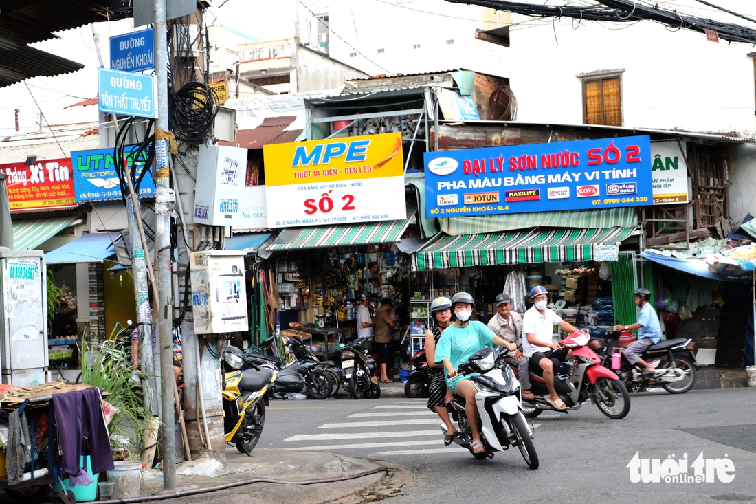 Điểm cuối đường Nguyễn Khoái giao với Tôn Thất Thuyết (quận 4), để kết nối quận 4 và quận 7, cầu Nguyễn Khoái sẽ bắc qua Kênh Tẻ - Ảnh: THU DUNG