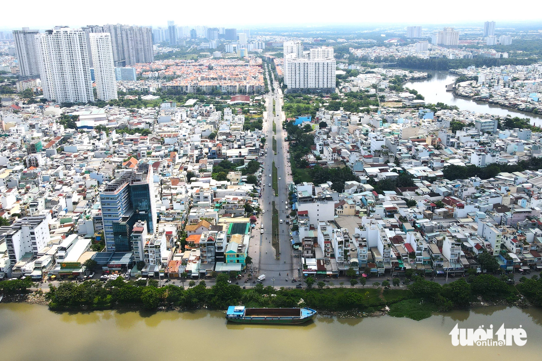 Nhìn từ đường Nguyễn Khoái, phía bên kia bờ Kênh Tẻ là đường Hoàng Trọng Mậu (quận 7) dẫn về khu dân cư Him Lam, kết nối với đường D1. Từ đường D1, người dân có thể tiếp tục di chuyển đến đường Nguyễn Hữu Thọ hoặc đại lộ Nguyễn Văn Linh. Như vậy, khi cầu đường Nguyễn Khoái hình thành, người dân có thể di chuyển từ quận 1 qua quận 4 và đến quận 7 thuận lợi hơn - Ảnh: PHƯƠNG NHI