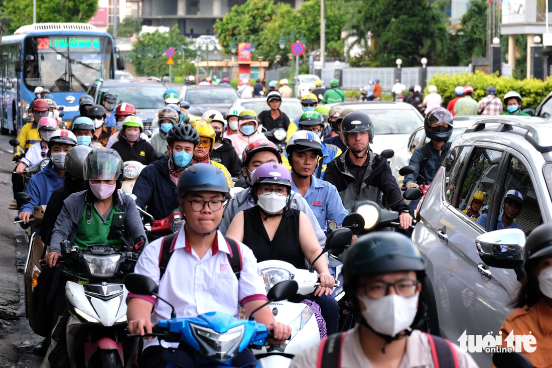 Kẹt xe trên đường Nguyễn Tất Thành (quận 4) chiều 6-11. Hiện đây là tuyến đường chính kết nối quận 1 và quận 7, đi qua quận 4, nên thường xuyên xảy ra ùn tắc giao thông vào giờ cao điểm - Ảnh: THU DUNG