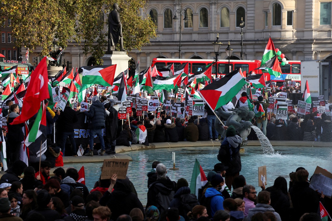 Các cuộc tuần hành đã diễn ra ở nhiều nơi trên thế giới để kêu gọi Hamas trả tự do cho con tin, phản đối việc Israel tấn công vào Dải Gaza trong suốt một tháng qua. Theo Đài CNN, cuộc tấn công của Hamas hôm 7-10 đã giết chết 1.400 người ở Israel. Trong khi đó, cơ quan y tế tại Dải Gaza ngày 7-11 cho biết đã có ít nhất 10.000 người Palestine thiệt mạng vì xung đột, 70% là trẻ em, phụ nữ và người lớn tuổi - Ảnh: REUTERS