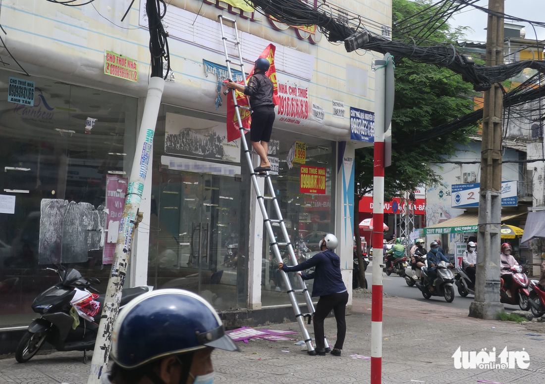 Treo bảng quảng cáo số điện thoại cho thuê lên căn nhà không phải mình sở hữu tại phường 14, quận Bình Thạnh. Các bảng trên nay đã bị cơ quan chức năng tháo xuống 