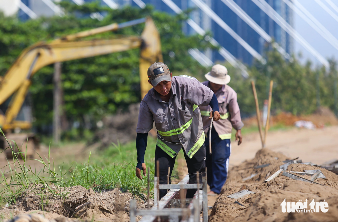 Phần đường hiện hữu đang được làm bó vỉa, xây dựng vỉa hè cho người dân đi bộ. Trước đây đường này có sẵn nhưng đoạn đường đất, đoạn thảm nhựa không đồng bộ. Vỉa hè cũng bị hoang hóa, hư hỏng, cỏ dại mọc xâm lấn.