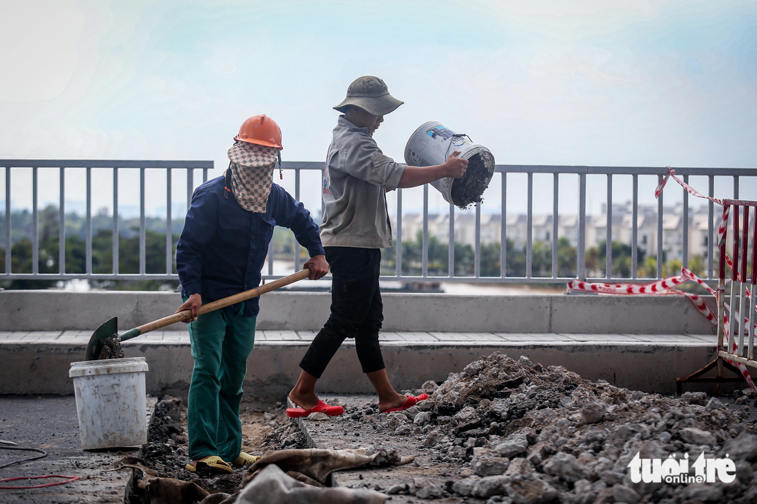 Các hạng mục kết cấu phần mặt cầu đã được làm cơ bản. Chỉ còn duy nhất một mối nối ở đốt dầm cầu trung tâm đang được trám phẳng. Việc xây lan can, lề đi bộ đã hoàn thiện