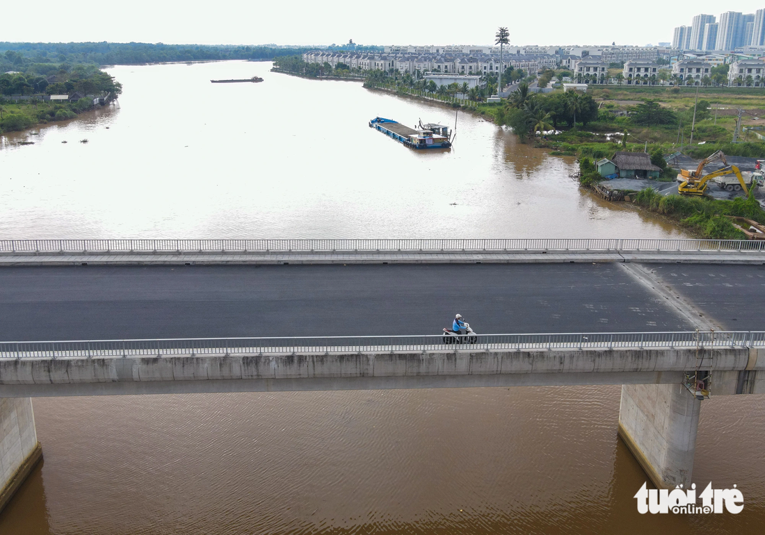 Dù chưa thông xe nhưng một số người dân tò mò, chạy qua xem cây cầu mới ra sao