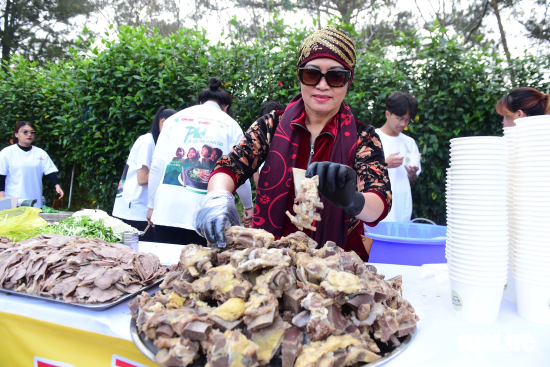 Hoa hồi bạc Vũ Thị Đào đồng hành cùng nhiều chương trình phở cộng đồng cùng báo Tuổi Trẻ