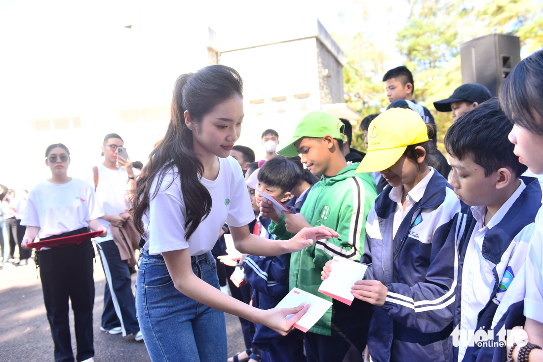 Kim Ngân - Hoa hậu Hoàn cầu Việt Nam năm 2022 - gửi những phần quà đến những em có hoàn cảnh khó khăn