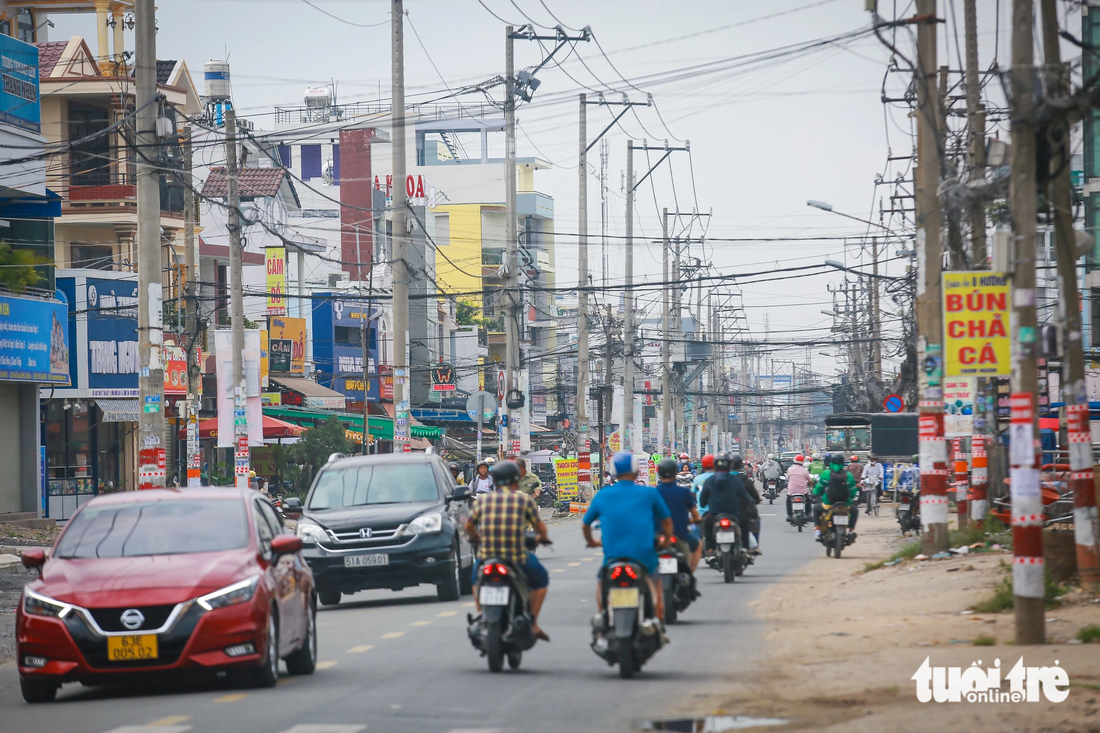 Nhiều mặt bằng ở đường Tân Kỳ Tân Quý đã bàn giao, thụt vào trong hàng chục mét. Còn những hạng mục thuộc về các cơ sở hạ tầng như cột điện, dây điện vẫn đang trong quá trình chuẩn bị di dời (ghi nhận chiều 10-12) - Ảnh: CHÂU TUẤN