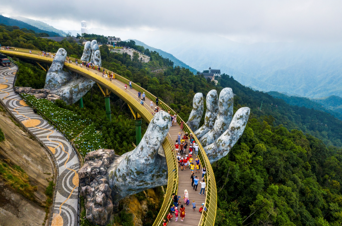 Đà Nẵng vào top điểm châu Á xứng đáng trải nghiệm trong năm 2024- Ảnh 2. Cầu Vàng là một địa điểm du lịch nổi tiếng tại Đà Nẵng - Ảnh: KHÁNH PHAN