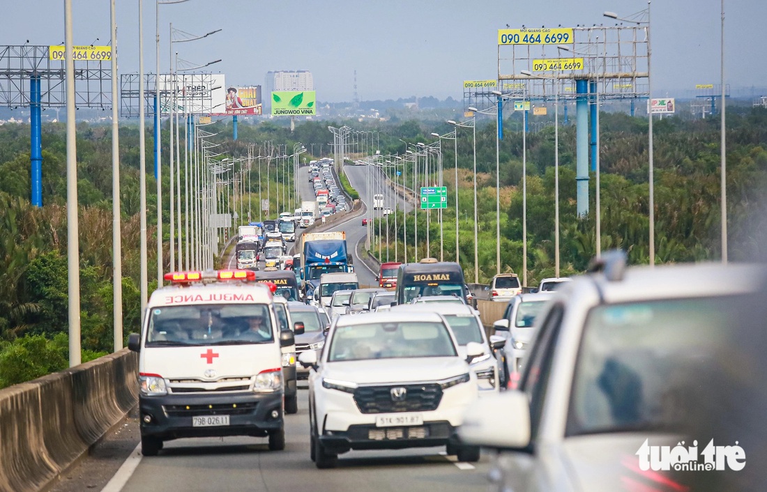 Hàng dài xe ô tô nối đuôi nhau trên cao tốc TP.HCM - Long Thành - Dầu Giây (hướng Đồng Nai đi TP.HCM) - Ảnh: CHÂU TUẤN