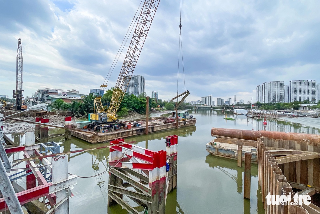 Một sà lan chở theo máy cẩu cỡ lớn đang tháo dỡ cầu sắt Rạch Đỉa cũ (ghi nhận chiều 18-12) - Ảnh: LÊ PHAN