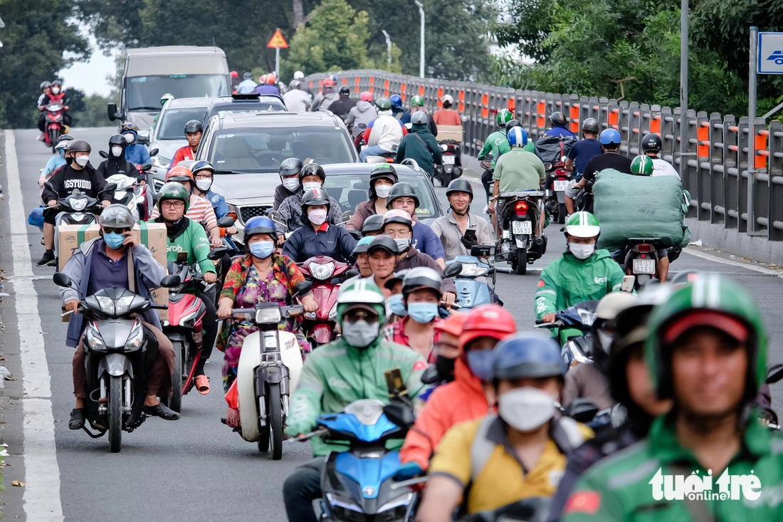 Ghi nhận trưa 20-12, giao thông khu vực cầu vượt khá thông thoáng. Người dân địa phương cho biết khu vực này có xảy ra ùn tắc giờ cao điểm sáng chiều do lượng xe đổ về nhiều