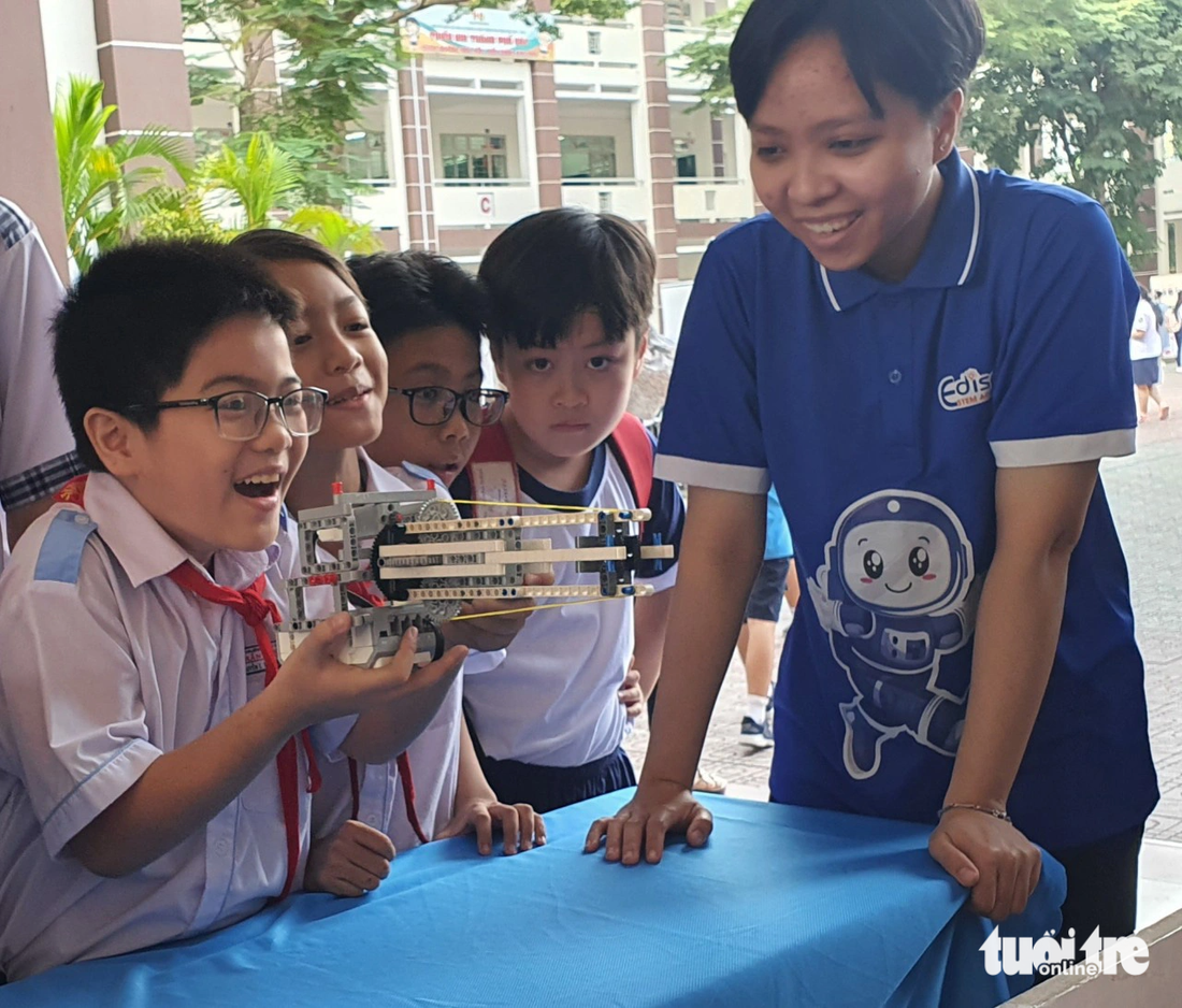 Tuấn Anh, học sinh Trường tiểu học Trần Văn Ơn, thích thú khi tham gia trò chơi bắn súng lego - Ảnh: HOÀNG HƯƠNG