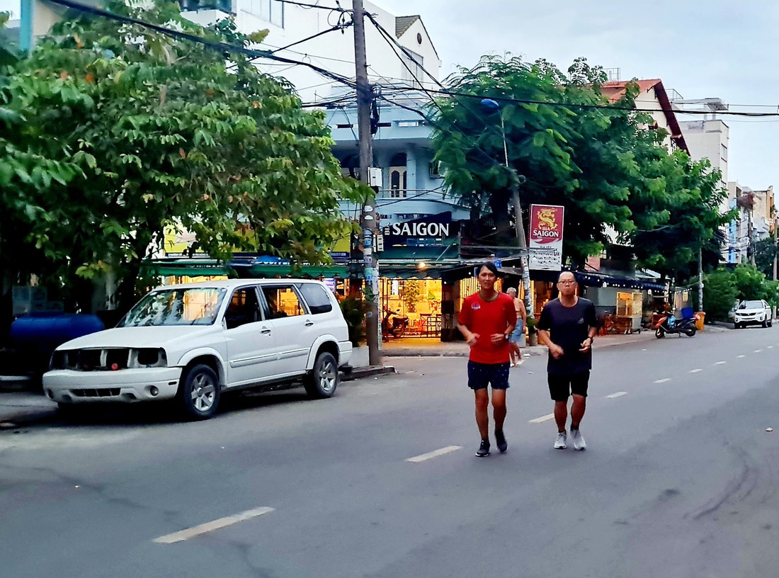 Những nhóm bạn trẻ hào hứng chạy bộ lúc mặt trời sắp lên - Ảnh: MẠNH DŨNG