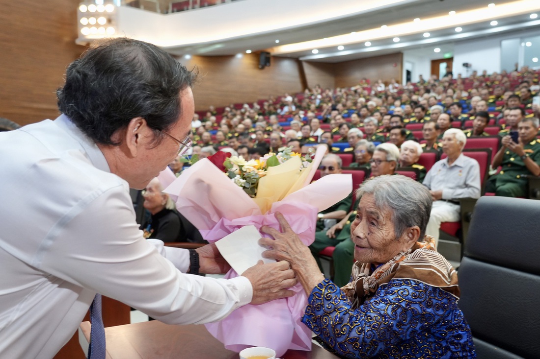 Bí thư Thành ủy TP.HCM Nguyễn Văn Nên tặng hoa cho Mẹ Việt Nam anh hùng Nguyễn Thị Bún (huyện Củ Chi) - Ảnh: HỮU HẠNH