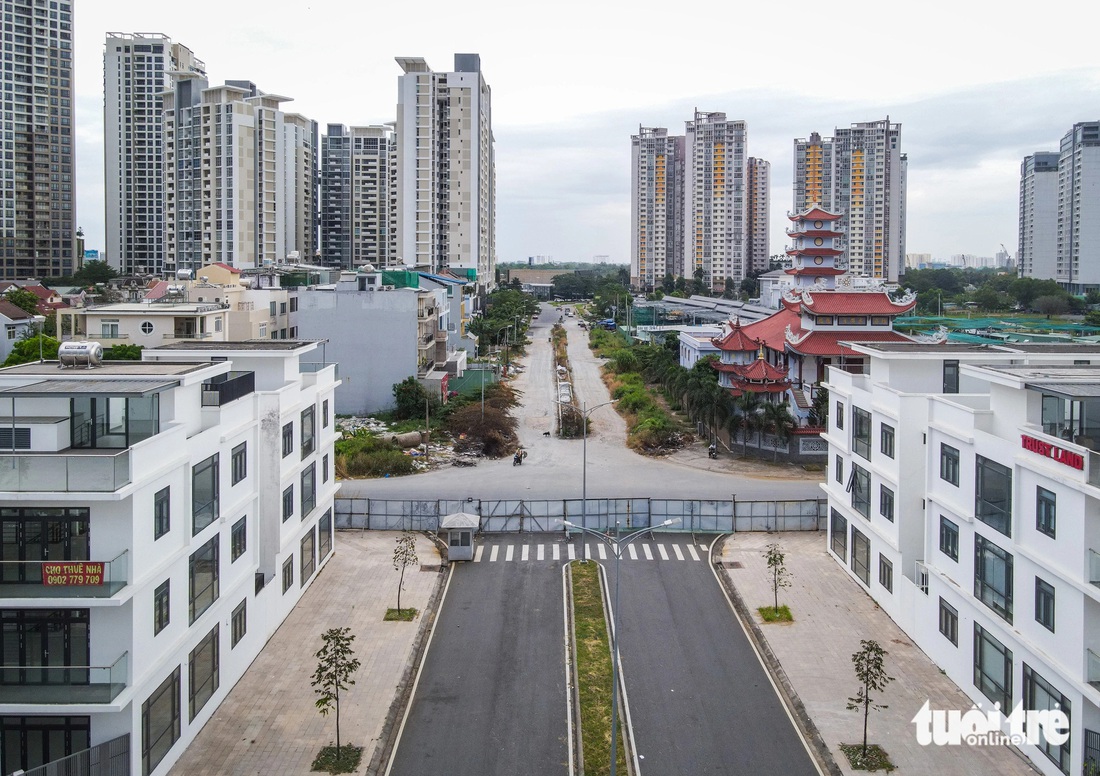 Một đoạn đường Vũ Tông Phan (ảnh chụp bên khu đô thị An Phú) bị rào chắn ngăn cách. Nếu thông suốt sẽ kết nối với đường Mai Chí Thọ, hướng đi về cầu Ba Son vào quận 1 - Ảnh: CHÂU TUẤN