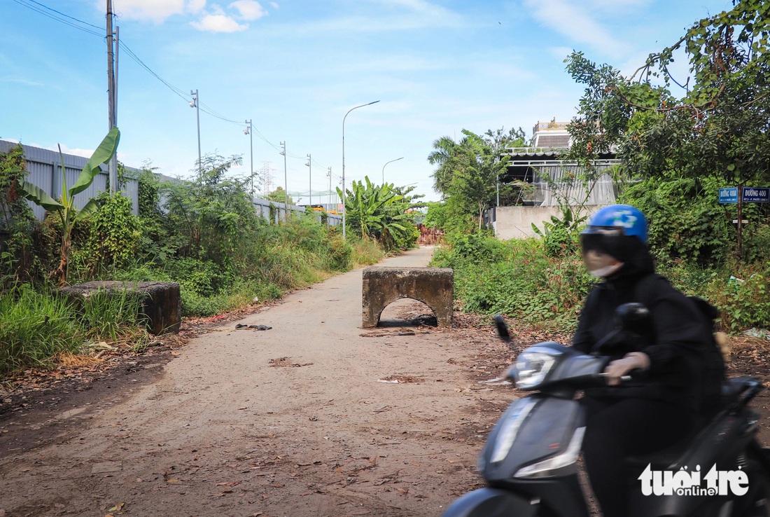 Một số khối bê tông lớn được chặn ở đầu đường, hẻm để xe lớn không thể chạy vào nhưng buổi tối lại vô tình biến thành cái bẫy đối với người đi xe máy (do điện đường không có) - Ảnh: ĐỨC PHÚ