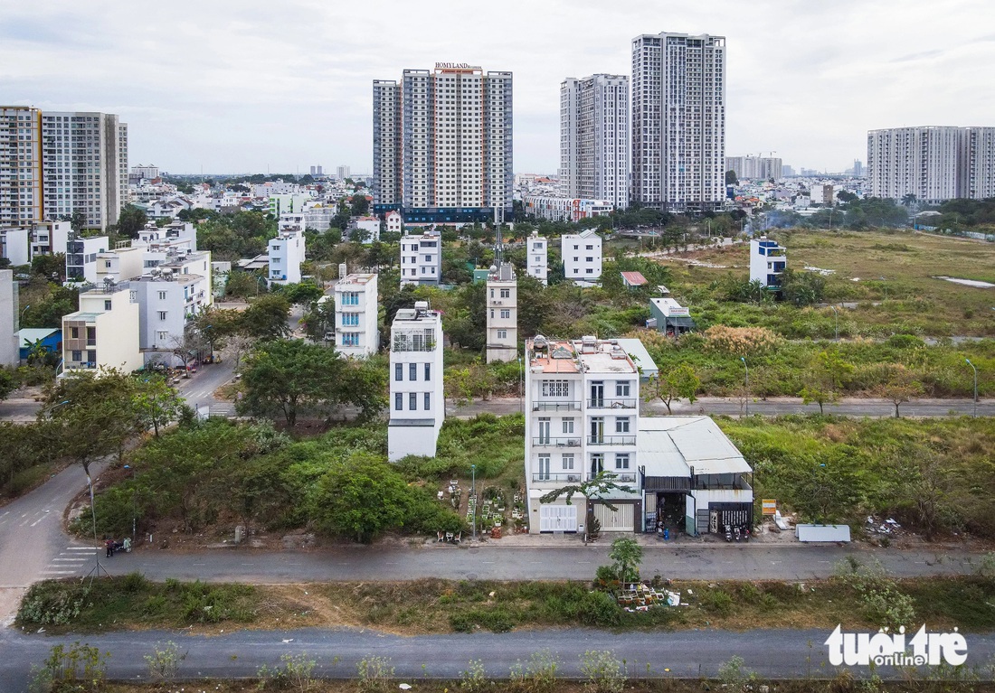 Hạ tầng, nhà cửa &quot;mọc&quot; lác đác trong khu đô thị Nam Rạch Chiếc. Theo người dân khu vực, buổi tối người dân ở đây hạn chế đi lại vì khu này vắng vẻ, đường sá bị đứt quãng tiềm ẩn nhiều nguy cơ mất an toàn giao thông - Ảnh: CHÂU TUẤN