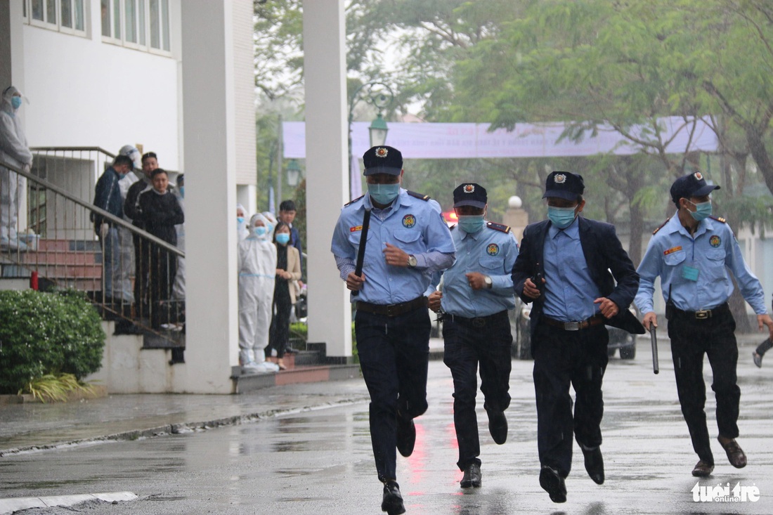 Lực lượng bảo vệ Bệnh viện Trường ĐH Y Dược Huế gấp rút đội mưa chạy đến nơi xảy ra sự việc kẻ xấu đột nhập vào nơi chứa nguồn phóng xạ hạt nhân - Ảnh: NHẬT LINH