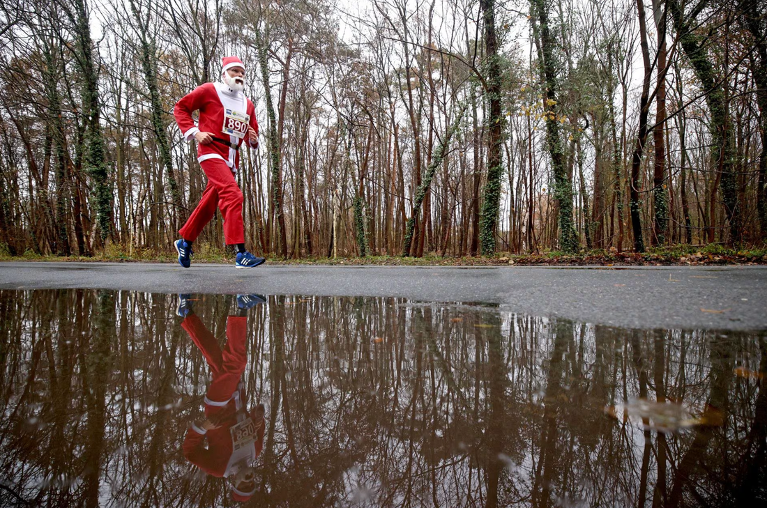 Vận động viên hóa thân thành ông già tuyết để hưởng ứng lễ hội Nikolaus Lauf (Saint Nicholas run) thường niên ở vùng Michendorf, Đức vào ngày 10-12 - Ảnh: REUTERS