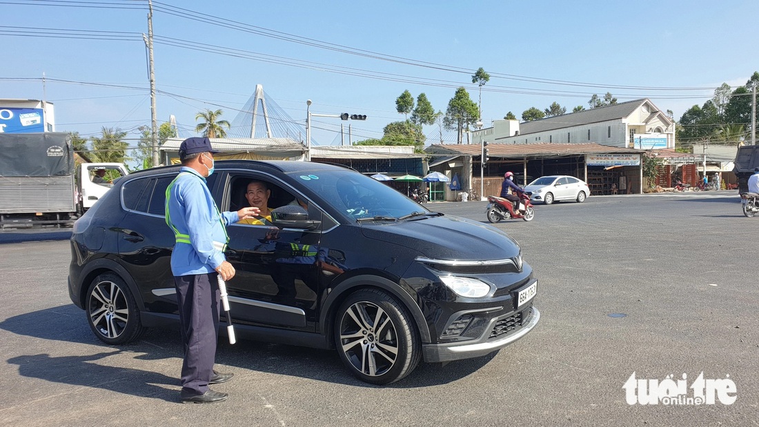 Tại cao tốc Mỹ Thuận - Cần Thơ, trong ngày đầu thông xe vẫn còn nhiều tài xế bỡ ngỡ, không kiếm được lối vào cao tốc nên lực lượng chức năng phải hướng dẫn - Ảnh: MẬU TRƯỜNG