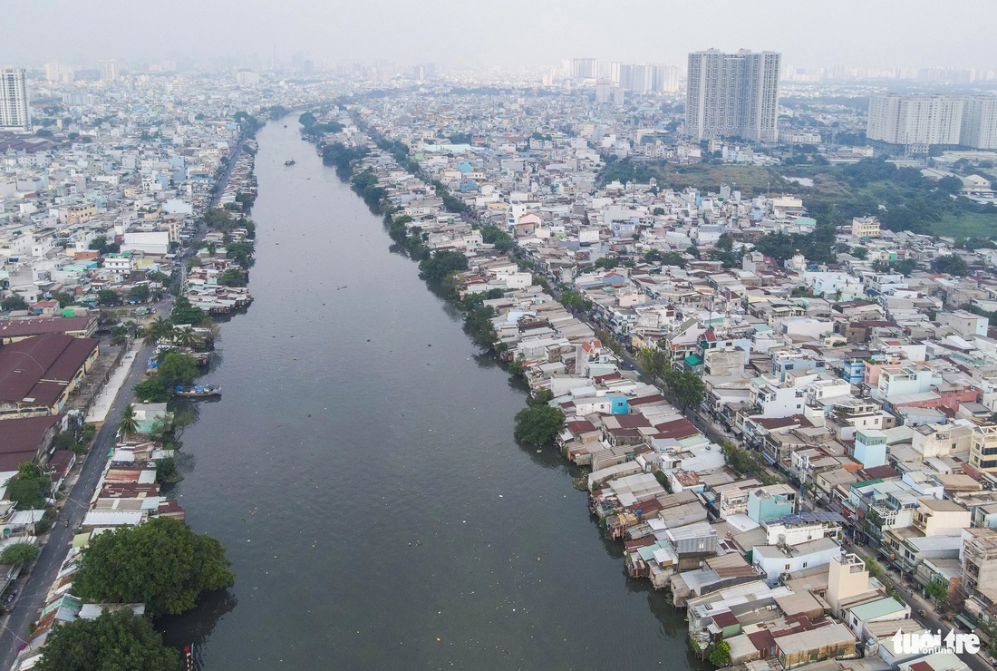 Nhìn từ trên cao, cả hai bờ bắc - nam kênh Đôi (quận 8) đều có chi chít nhà cửa, đa số các ngôi nhà đều xây dựng chếch hẳn ra mặt kênh - Ảnh: CHÂU TUẤN