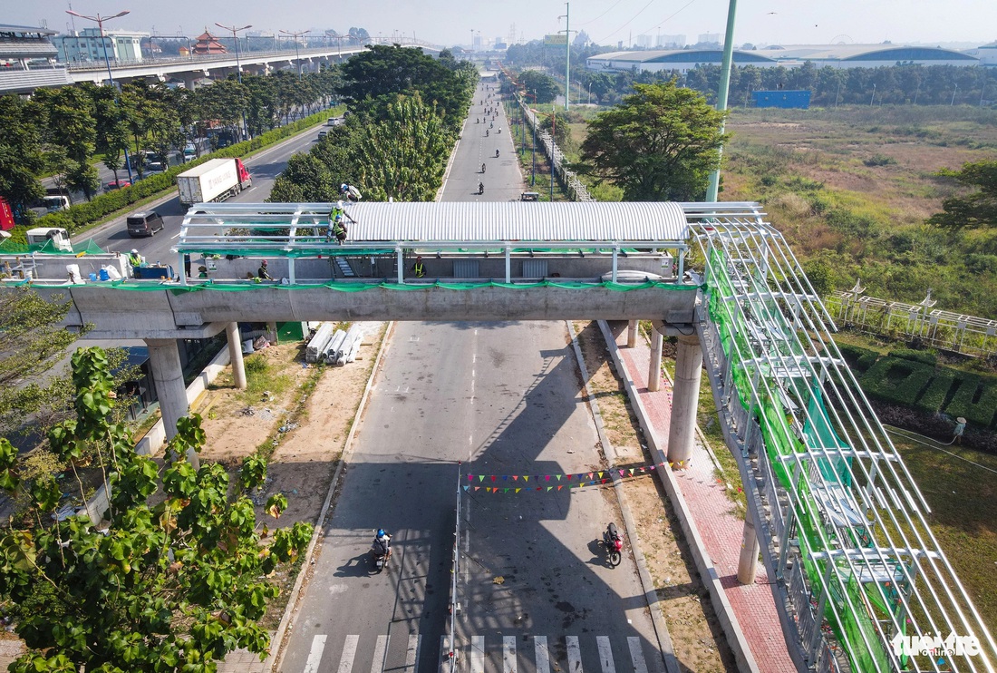 Các cầu đi bộ được thiết kế hài hòa với cảnh quan xung quanh và kiến trúc chính nhà ga trên cao (kết cấu bê tông, mái thép cong) tạo nên điểm nhấn cho đoạn tuyến trên cao của metro số 1 - Ảnh: CHÂU TUẤN