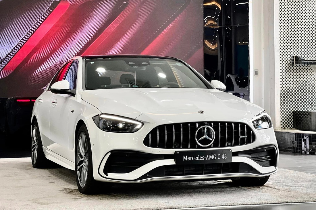 Loạt xe lắp ráp lần đầu tại Việt Nam 2023: Xe Hàn đông đảo nhất- Ảnh 8. Mercedes-AMG C 43 là mẫu hiệu suất cao đầu tiên của hãng xe Đức được sản xuất ở Việt Nam. Xe có trang bị cơ bản giống C 300, khác biệt ở bodykit thể thao hơn, mâm 19 inch, vô-lăng AMG Performance... Điểm nổi bật của bản C 43 là động cơ 2.0L mild-hybrid, công suất tới 408 mã lực, mô-men xoắn 500Nm, kết hợp số 9 cấp và dẫn động 4 bánh, bổ sung chế độ lái Race Start - Ảnh: LÊ HOÀNG