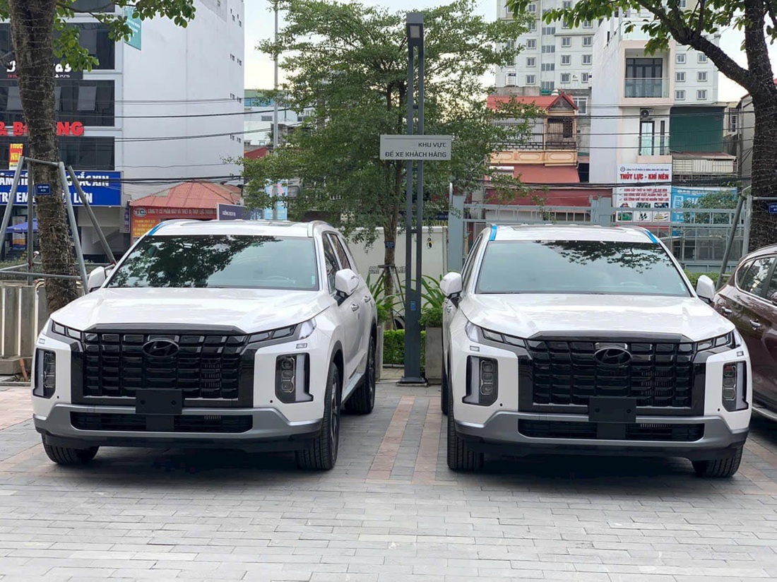 Loạt xe lắp ráp lần đầu tại Việt Nam 2023: Xe Hàn đông đảo nhất- Ảnh 2. Hyundai Palisade là xe lắp ráp duy nhất phân khúc, cạnh tranh Explorer và Teramont. Giá khởi điểm cũng rẻ nhất phân khúc, từ 1,469 tỉ đồng. Xe có nhiều trang bị tiện nghi như xe sang: 2 ghế cơ trưởng, ghế trước chỉnh điện 12 hướng, màn hình cảm ứng 12,3 inch, điều hòa tự động, phanh tay điện tử, cổng sạc cho 3 hàng ghế... Trang bị an toàn đáng chú ý là gói Smart Sense. Động cơ dầu 2.2L, hộp số 8 cấp, dẫn động 4 bánh