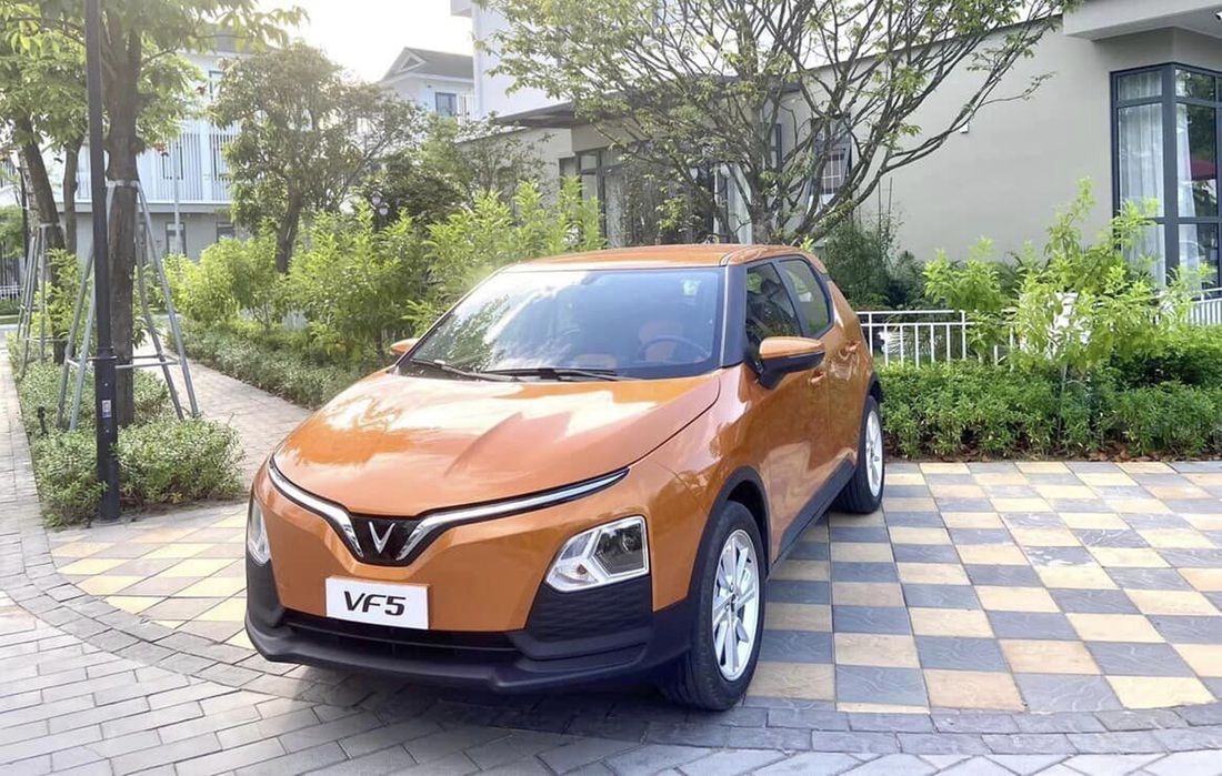 Loạt xe lắp ráp lần đầu tại Việt Nam 2023: Xe Hàn đông đảo nhất- Ảnh 9. Hiện tại, VinFast VF 5 (Plus) là xe giá rẻ nhất của hãng. Điều này có thể thay đổi khi VinFast VF 3 chính thức ra mắt. Xe có giá 458 triệu đồng chưa kèm pin, khuyến mãi còn 428 triệu đồng cho khách tiên phong. Trang bị tiện nghi của xe ở mức cơ bản. Trang bị an toàn cao cấp nhất phân khúc xe hạng A với ga tự động, cảnh báo điểm mù, cảnh báo giao thông phía sau, cảnh báo luồng giao thông đến khi mở cửa, hỗ trợ phanh khẩn cấp, cảm biến sau, cân bằng điện tử, giám sát áp suất lốp... Xe có thể đi được 300km khi sạc đầy - Ảnh: Đại lý VinFast/Facebook