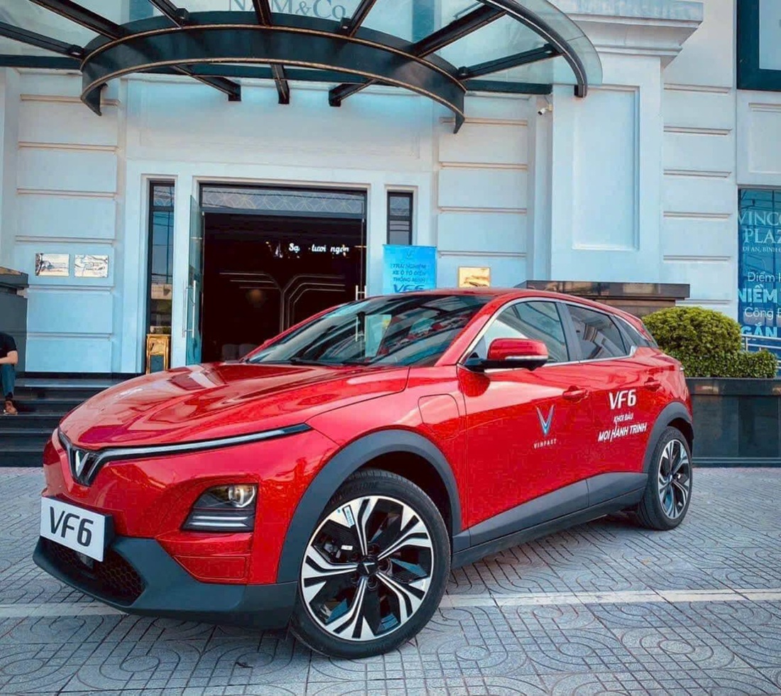 Loạt xe lắp ráp lần đầu tại Việt Nam 2023: Xe Hàn đông đảo nhất- Ảnh 10. VinFast VF 6 có ngoại thất hiện đại, mâm 19 inch lớn nhất phân khúc SUV hạng B. Trang bị nội thất có màn hình 12,9 inch trung tâm, HUD, cần số điện tử, phanh tay điện tử, gương chống chói tự động... Công nghệ an toàn đầy đủ các tính năng ADAS. Tầm vận hành lên tới 399km. Bản cao cấp nhất mạnh 201 mã lực
