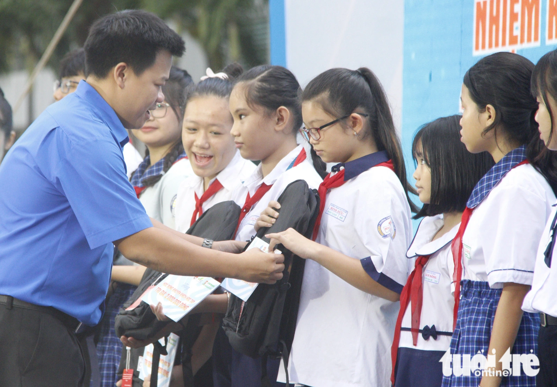 Tặng quà, học bổng cho học sinh nghèo học giỏi tại ngày hội 