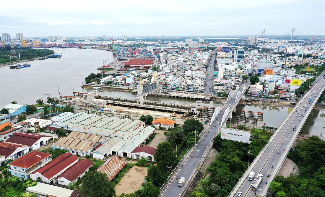 Dự án chống ngập do triều cường khu vực TP.HCM hoàn thành hơn 90% khối lượng đến nay vẫn chưa thi công lại. Trong ảnh: cống ngăn triều khu vực cầu Tân Thuận (TP.HCM) - Ảnh: TỰ TRUNG