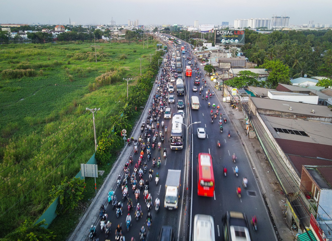 Lúc 17h45 giao thông ở cửa ngõ phía tây TP.HCM đoạn qua cầu Bình Điền cũng rất đông, có lúc ùn tắc - Ảnh: CHÂU TUẤN