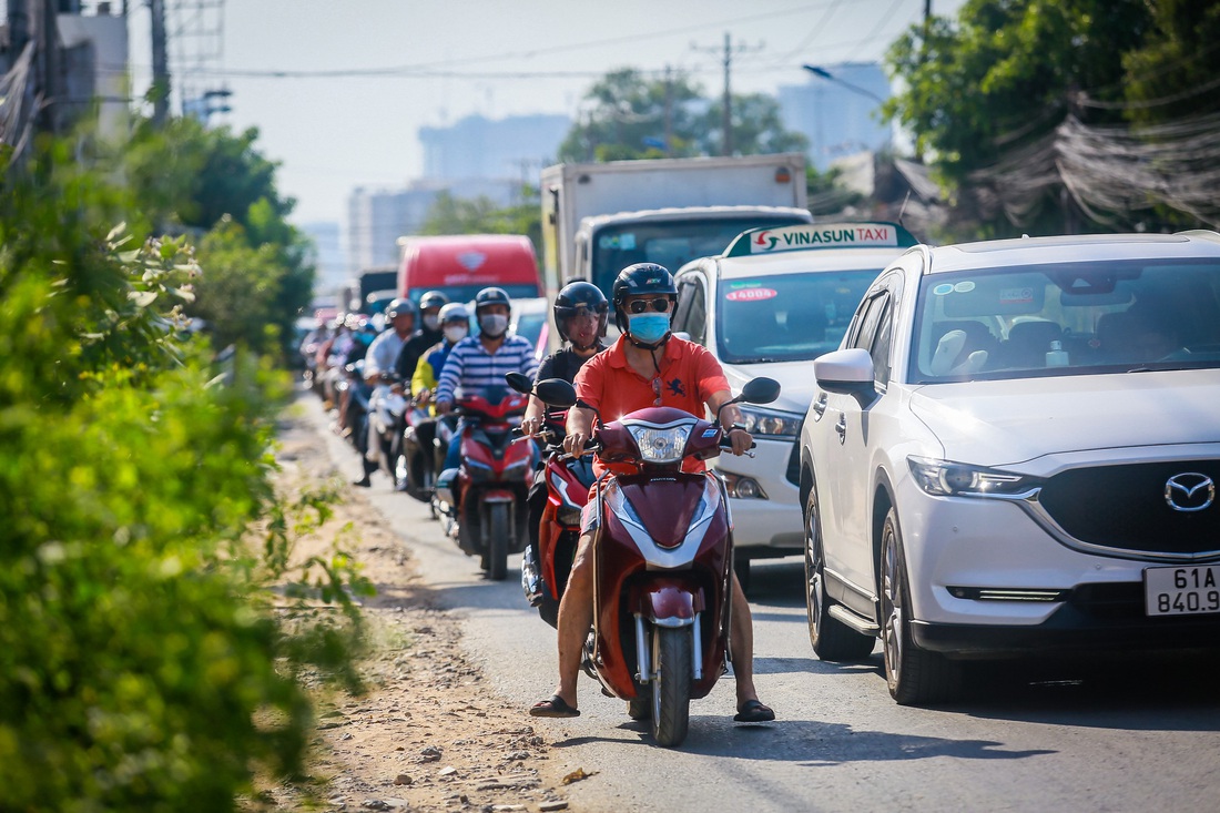 Đường Lương Định Của về hướng nút giao An Phú đã bắt đầu ùn ứ từ chiều - Ảnh: CHÂU TUẤN