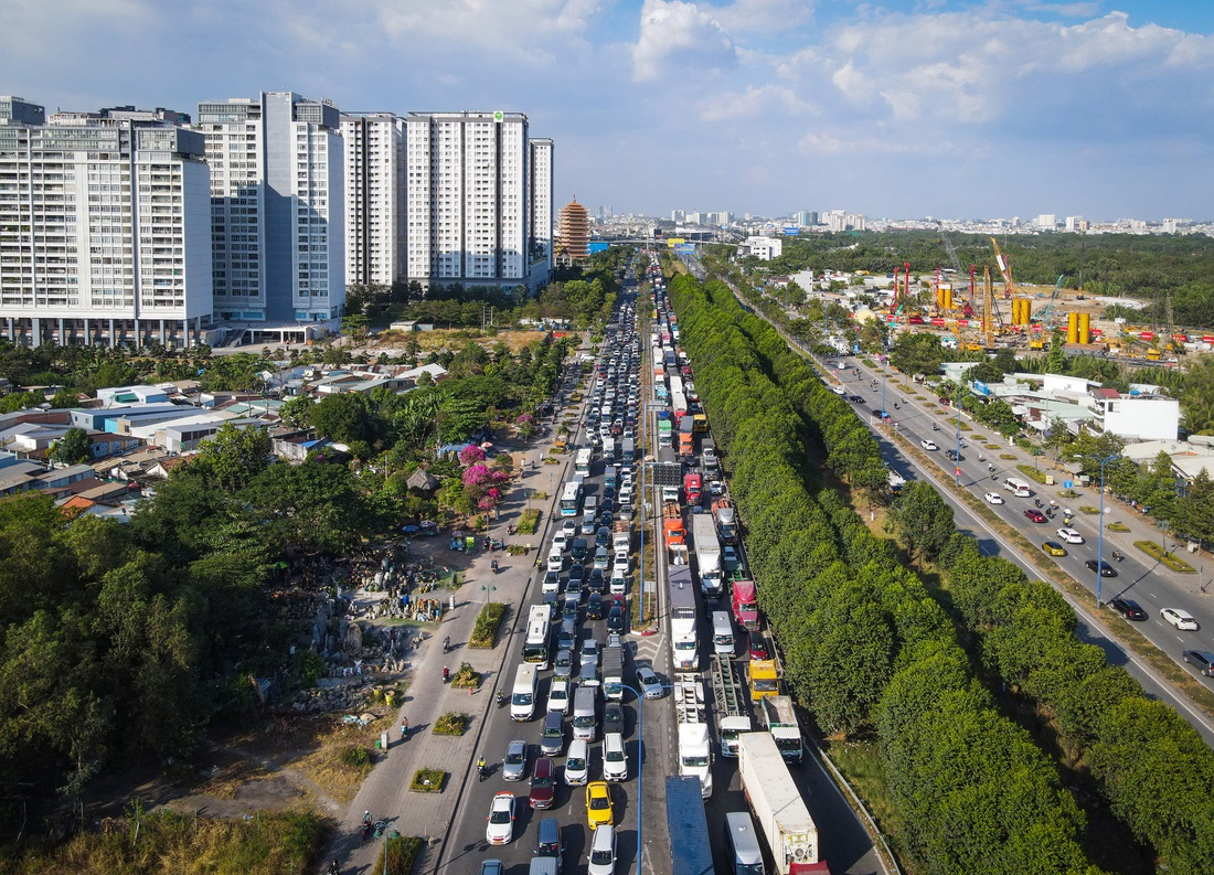 Trong ngày nghỉ lễ đầu tiên của dịp Tết dương lịch 2024, xe cộ xếp hàng dài trên đường Mai Chí Thọ về vòng xoay An Phú (TP Thủ Đức) - Ảnh: CHÂU TUẤN