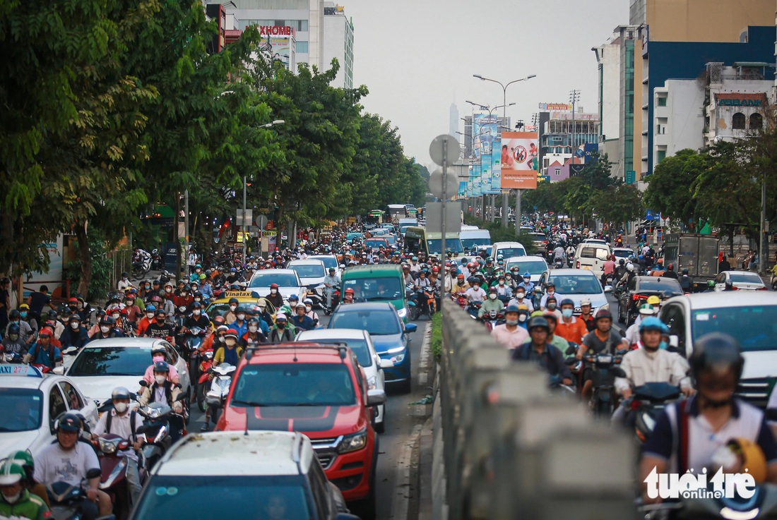 Xe cộ nén chật ních trên đường Cộng Hòa, quanh sân bay Tân Sơn Nhất (quận Tân Bình) - Ảnh: CHÂU TUẤN