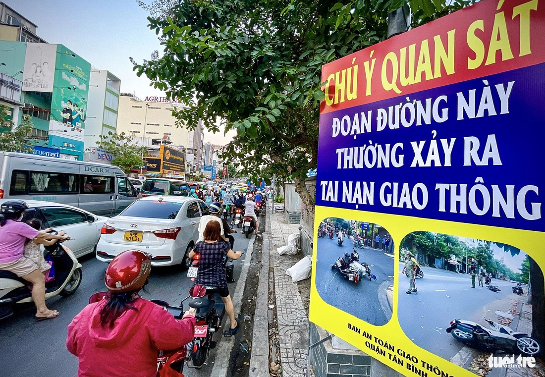 Hơn bao giờ hết, người dân mong mỏi có những con đường lớn, những nút giao thông thông thoáng để việc đi lại được thông suốt, đảm bảo an toàn giao thông khi qua khu vực sân bay Tân Sơn Nhất - Ảnh: LÊ PHAN