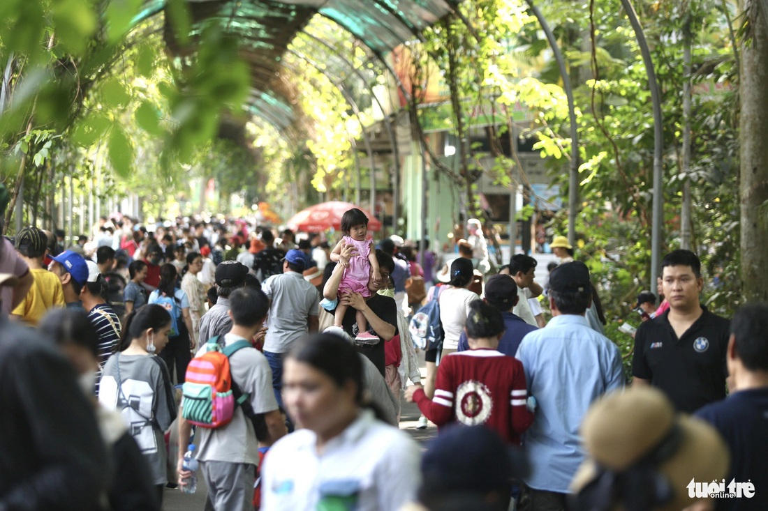 Ngày cuối cùng của năm 2023, dòng người đến với Thảo Cầm Viên Sài Gòn để vui chơi, tận hưởng kỳ nghỉ lễ trong không khí tấp nập, nhộn nhịp từ sáng đến trưa - Ảnh: PHƯƠNG QUYÊN