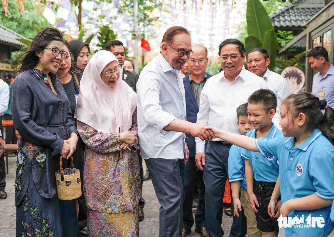 Thủ tướng Phạm Minh Chính và phu nhân cùng Thủ tướng Malaysia Anwar Ibrahim và phu nhân trò chuyện với các em nhỏ tại đường sách Hà Nội vào trưa 21-7. Chuyến thăm của Thủ tướng Malaysia Anwar Ibrahim diễn ra trong bối cảnh quan hệ Việt Nam - Malaysia tiếp tục phát triển tốt đẹp trên cơ sở Đối tác chiến lược được thiết lập từ tháng 8-2015. Hiện Malaysia là đối tác thương mại lớn thứ hai của Việt Nam trong khối ASEAN và thứ 9 trên thế giới với kim ngạch thương mại hai chiều đạt 14,8 tỉ USD năm 2022 - Ảnh: NGUYỄN KHÁNH