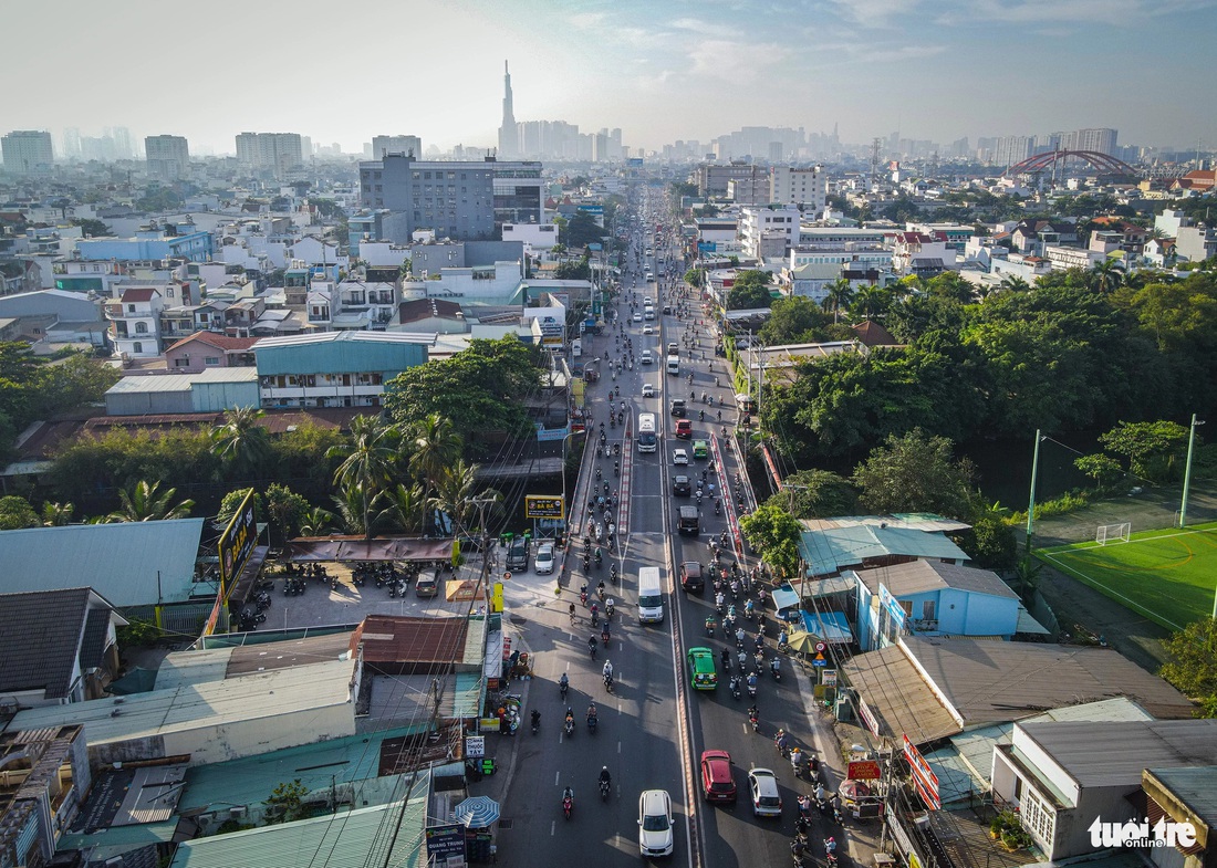 Trong năm 2023, Sở Giao thông vận tải TP.HCM đã tham mưu cấp thẩm quyền thông qua danh mục dự án đầu tư xây dựng nâng cấp, mở rộng, hiện đại hóa công trình đường bộ hiện hữu áp dụng hợp đồng BOT theo cơ chế, chính sách đặc thù theo nghị quyết số 98 và phương án đầu tư xây dựng hoàn thiện hệ thống đường sắt gắn với phát triển đô thị theo mô hình TOD. Trong ảnh là quốc lộ 13 (1 trong 5 dự án được Sở Giao thông vận tải TP.HCM ưu tiên xây dựng theo hình thức BOT) - Ảnh: LÊ PHAN