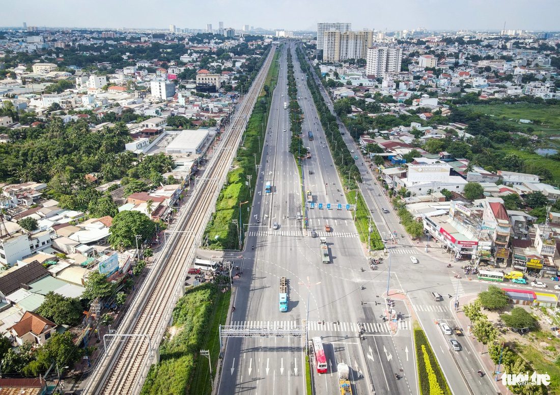 Tập trung đẩy nhanh tiến độ chuẩn bị đầu tư, trình cấp thẩm quyền quyết định chủ trương đầu tư 41 dự án, công trình trọng điểm kết nối vùng như vành đai 2, vành đai 4, cao tốc TP.HCM - Mộc Bài, cầu Thủ Thiêm 4… Khi hoàn thành, các công trình này sẽ tháo gỡ các điểm nghẽn về hạ tầng giao thông, giảm ùn tắc, tăng cường kết nối giữa TP.HCM và các địa phương lân cận - Ảnh: CHÂU TUẤN