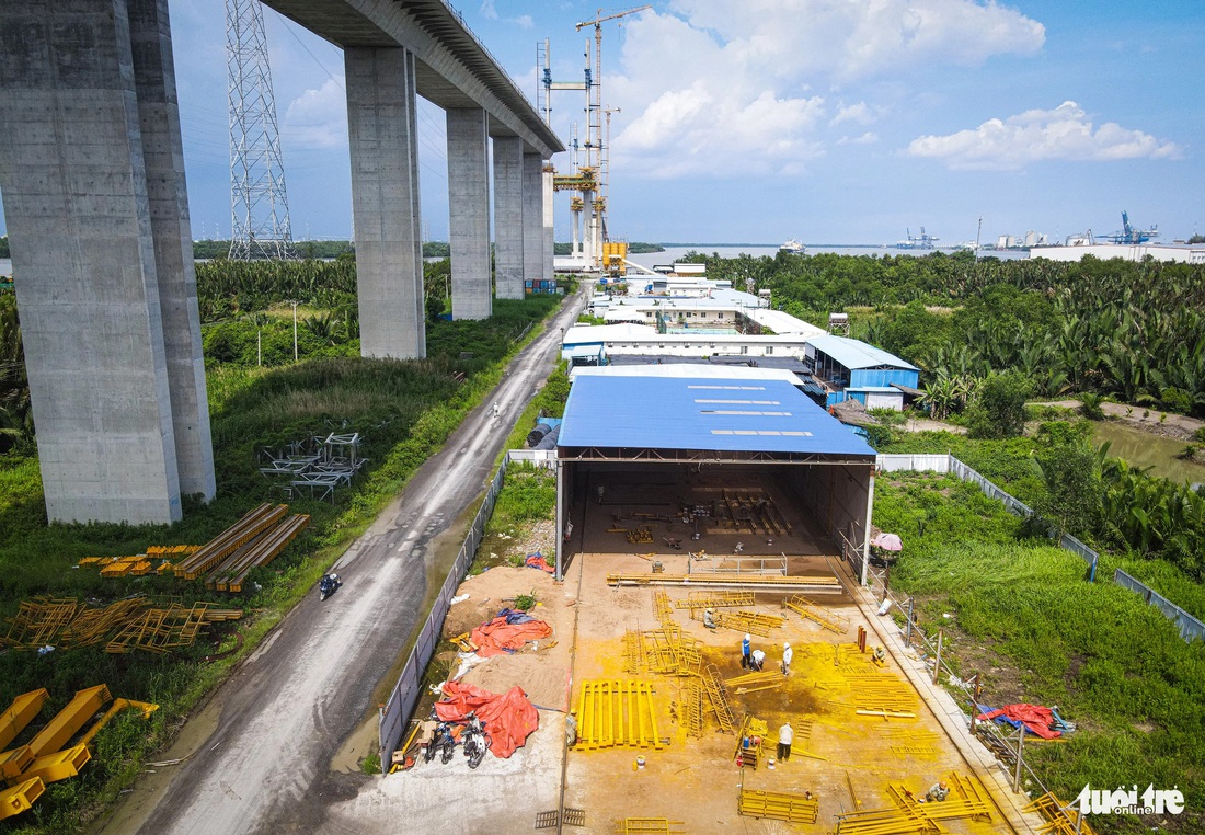 Tái khởi động dự án đầu tư xây dựng “Các nút giao thông kết nối đường cao tốc Long Thành - Bến Lức với quốc lộ 50 đoạn qua TP.HCM” đảm bảo an toàn giao thông, tăng tính kết nối giữa các địa phương, giúp cửa ngõ phía tây TP.HCM thông thoáng hơn - Ảnh: LÊ PHAN