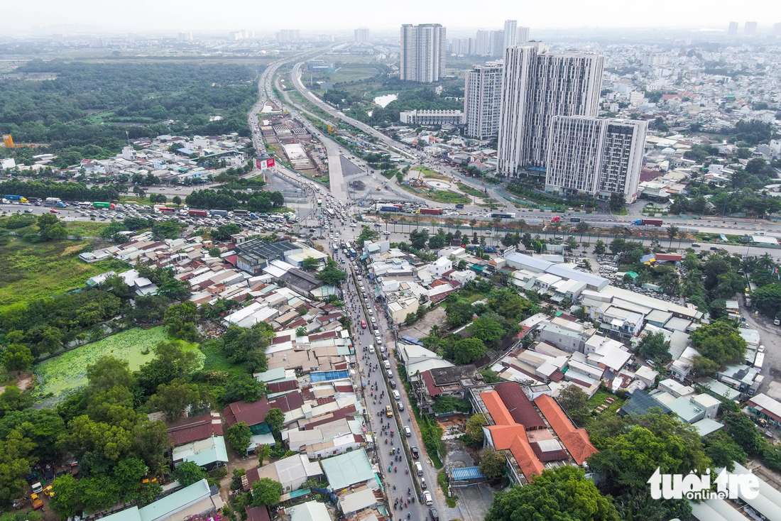 Với vị trí quan trọng, luôn có đông xe cộ nhưng đường nhỏ nên nhiều năm nay, đoạn đường Lương Định Của này đã trở thành điểm nóng về tình trạng ùn tắc giao thông. Trong ảnh là hướng từ đường Lương Định Của ra nút giao An Phú, kết nối với cao tốc TP.HCM - Long Thành - Dầu Giây - Ảnh: CHÂU TUẤN