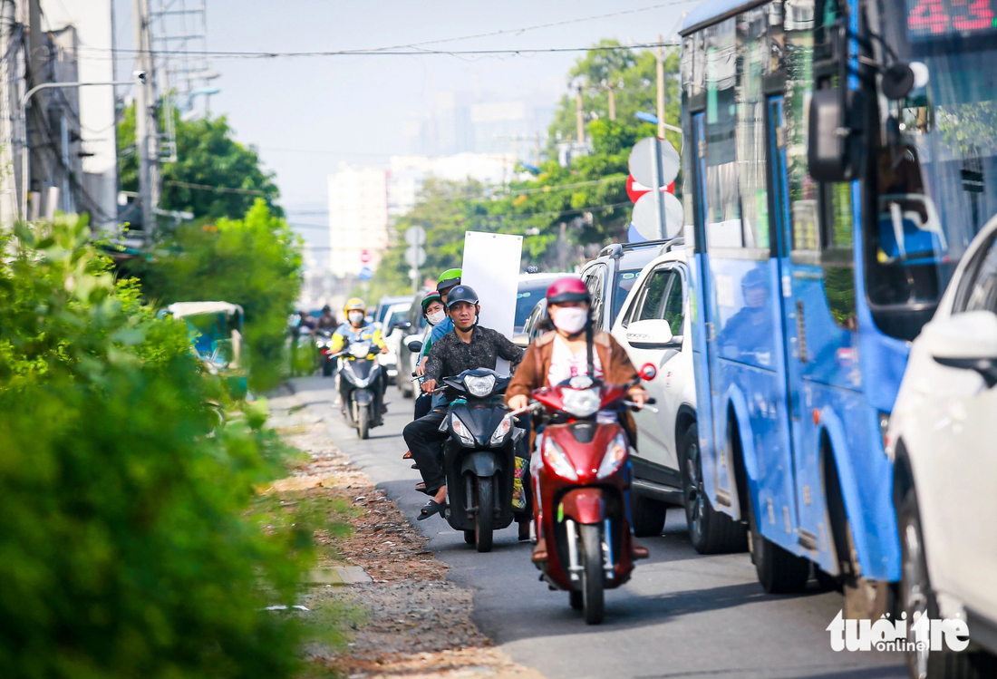 Nhiều người dân phản ánh việc đi trên đoạn đường Lương Định Của này rất khó khăn, nhưng vì đây là tuyến kết nối gần nhất từ khu đô thị Thủ Thiêm, khu đô thị An Phú đi cửa ngõ cao tốc TP.HCM - Long Thành - Dầu Giây và về quận 9 cũ nên người dân cố gắng đi - Ảnh: CHÂU TUẤN